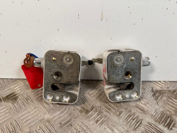 SERRURES DE PORTE DROITE ET GAUCHE AVEC CLE       RENAULT   S-M-G     GAUCHE:5516004965         DROITE:5516004964
